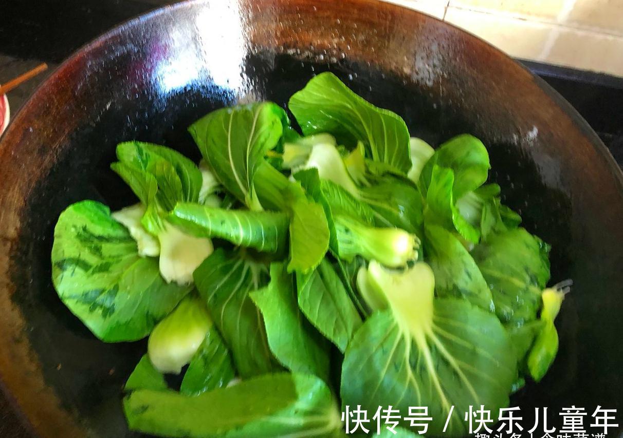 炒青菜时不要直接下锅,记住3个小技巧,烧出的青菜翠绿不出水