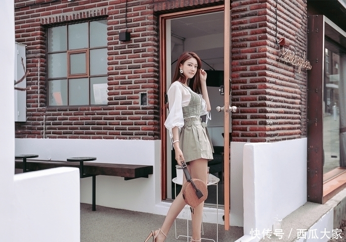 穿着|街拍小姐姐穿着时尚装就在路边秀起来了