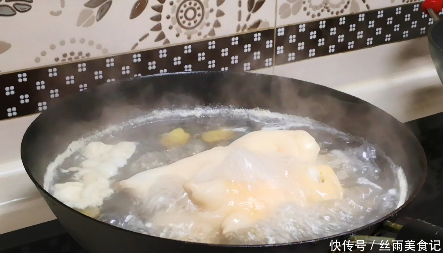 老婆|两猪蹄往电饭锅里一丢,不加1滴水1滴油,出锅后老婆和儿子抢着吃