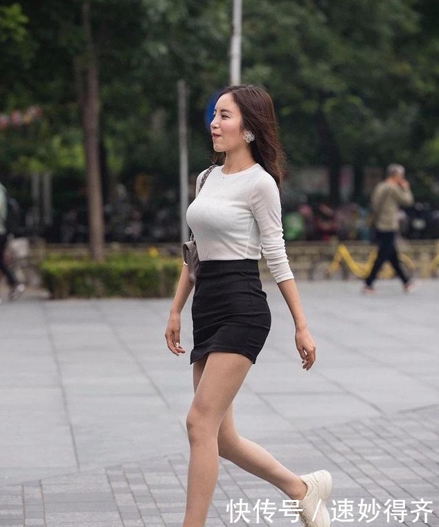 收起你的“鱼尾裙”,显瘦还得看小黑裙,曼妙身姿不用愁!