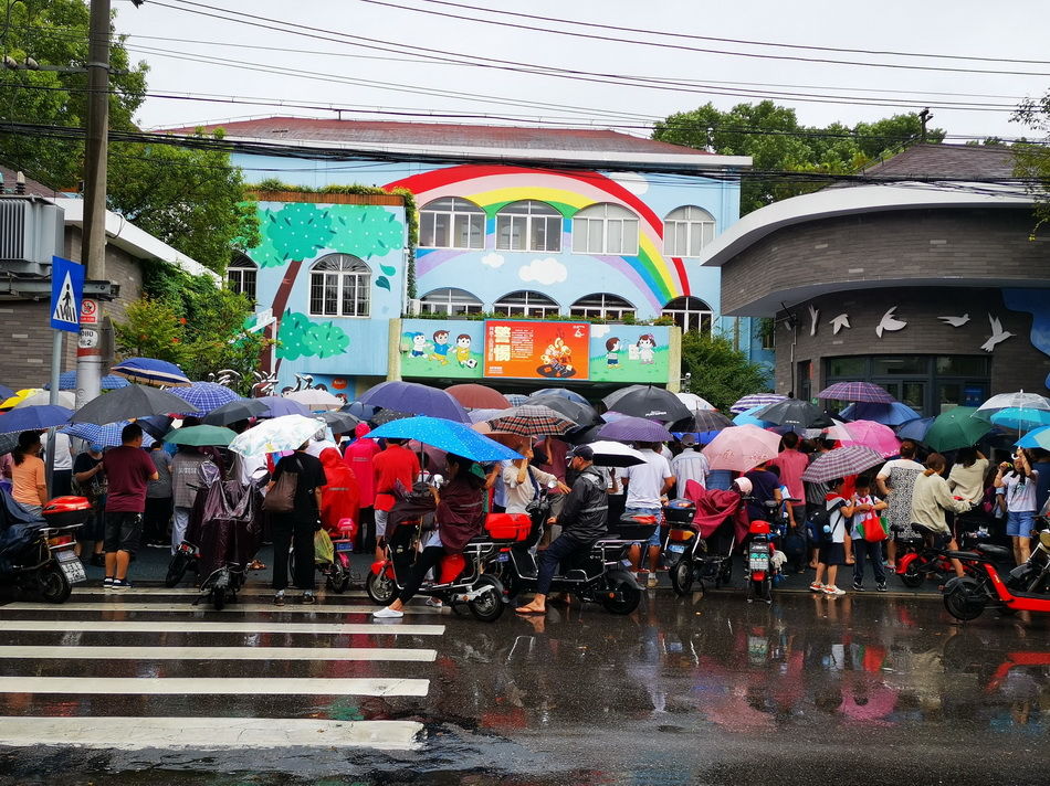 进出港|迎战“灿都”｜上海：停课1天半，家长中午接小学生放学