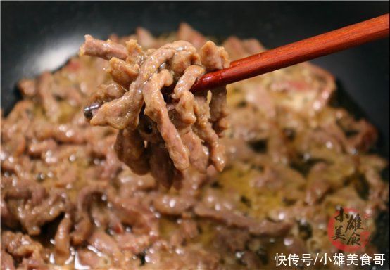 牛肉|炒牛肉有人放淀粉,有人放蛋清,都错了,大厨教你一招,嫩滑不柴
