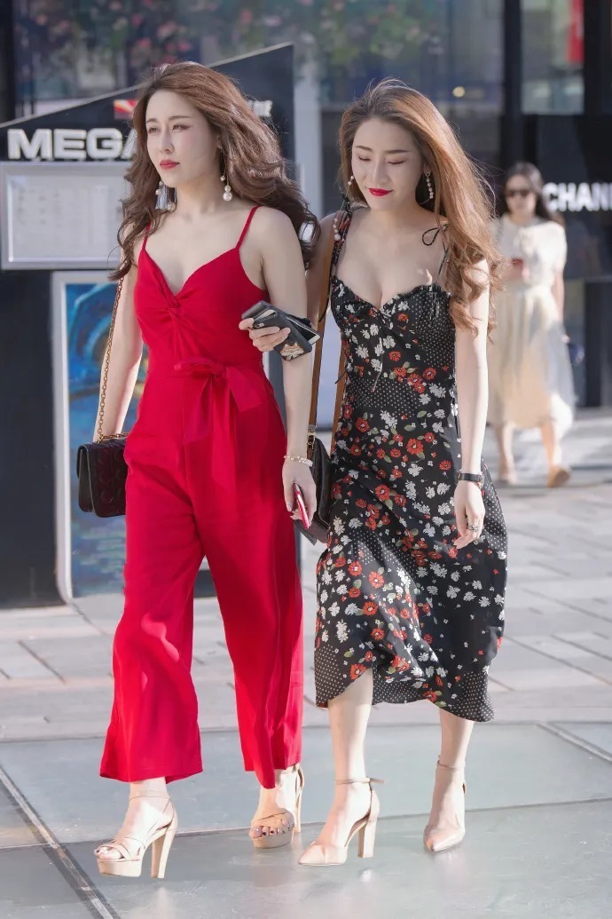 长得很美很动人的性感美女,令人眼前一亮