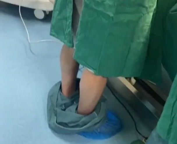 徐湘东|正做着手术，他的裤子突然垮掉…