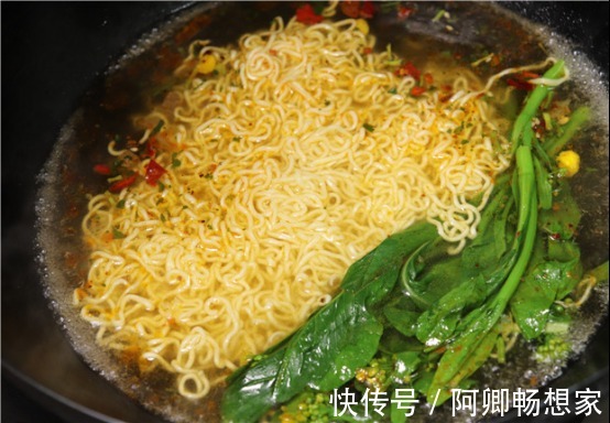 煮泡面，最“忌讳”先放面饼，原来一直弄错顺序，难怪油腻又难吃