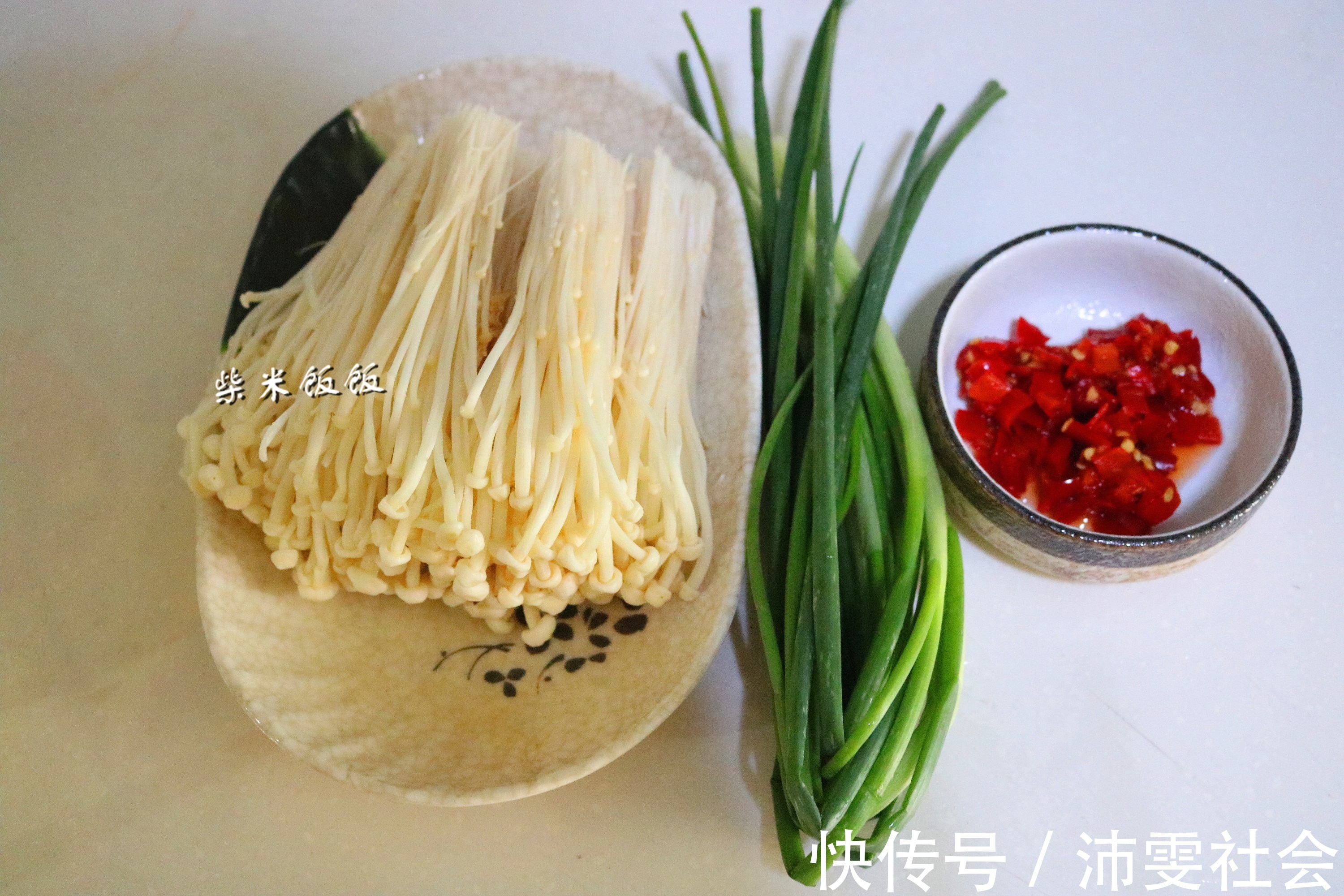 搭配|金针菇，我喜欢这个吃法！煮一煮特别鲜，搭配米饭，连汤汁也不剩