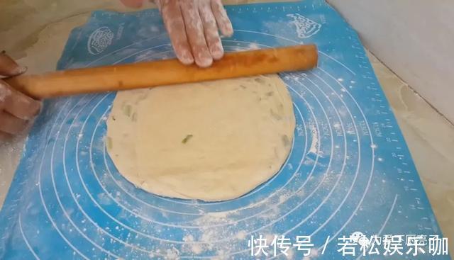 好吃|自制葱油饼的做法，锅里一烙，柔软劲道不油腻，比手抓饼好吃