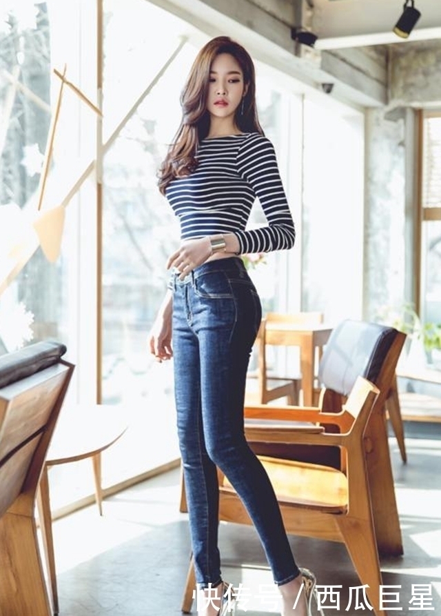 辣妈也喜欢被关注,穿上牛仔裤和纯色T恤,婉约又成熟!
