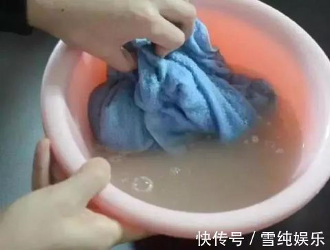 挂在卫生间的毛巾,半月不洗就发黄变硬教你1招,洗完柔软干净