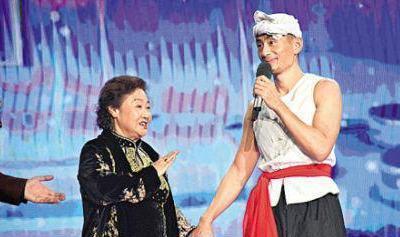 从《星光大道》一夜成名的草根歌手阿宝,为什么突然就不红了?