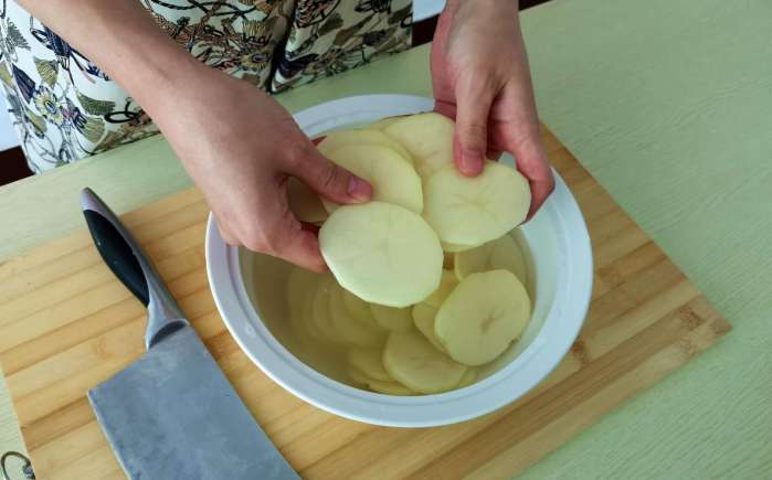 用土豆做的一道美食,饭店卖38元一盘,在家成本5块,下酒又下饭