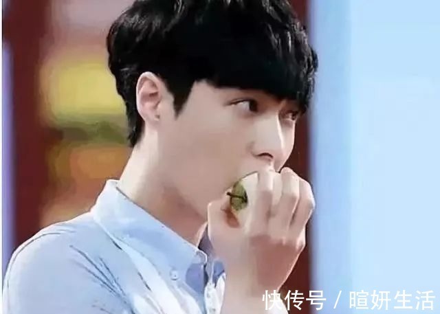 明星“吃水果”,趙麗穎暴露本性,千璽太重口味,她被批太做作!_樣子
