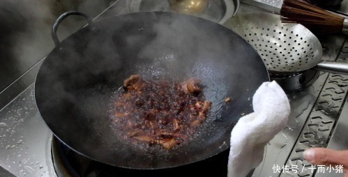 豆腐不要红烧了,教你一道东北压锅豆腐,10分钟出锅,简单又好吃