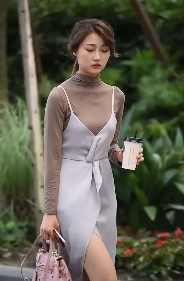 不错|街拍美女小姐姐太瘦不能穿紧身衣,美女被上衣勒出“一字骨”