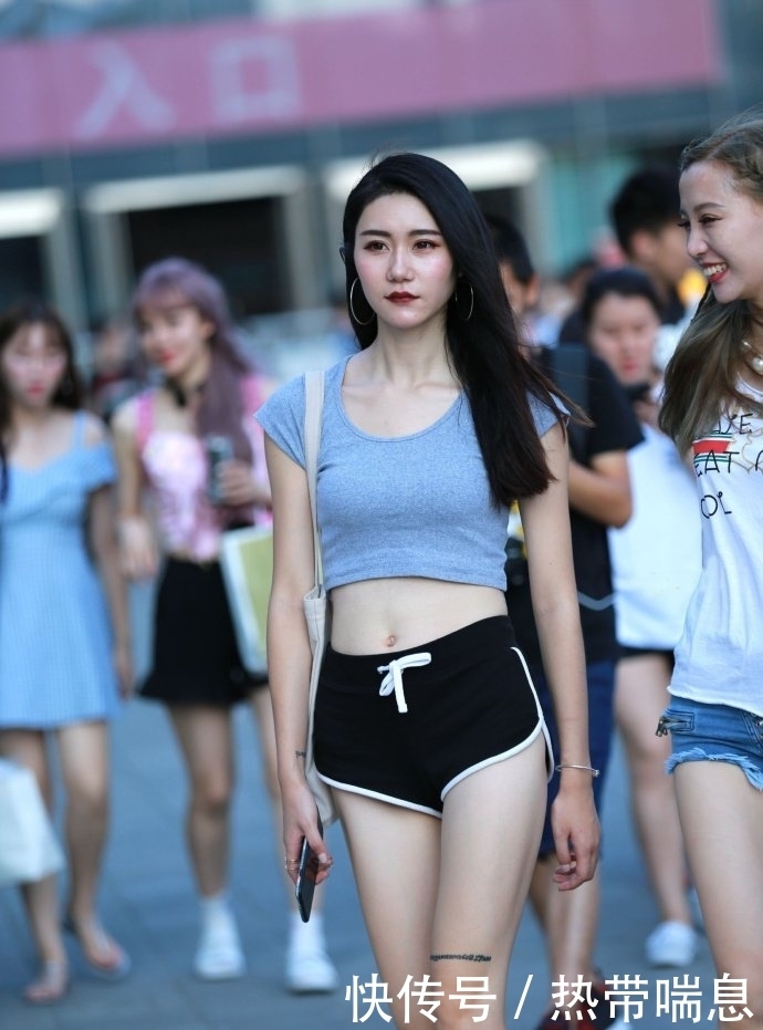 小蛮|走上街头的小姐姐,身材有型,小蛮腰太厉害了