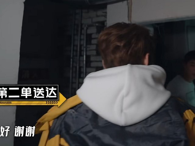 鹿晗周震南送外卖频出错,被顾客打电话斥责,挂断电话后鹿晗表情藏不住