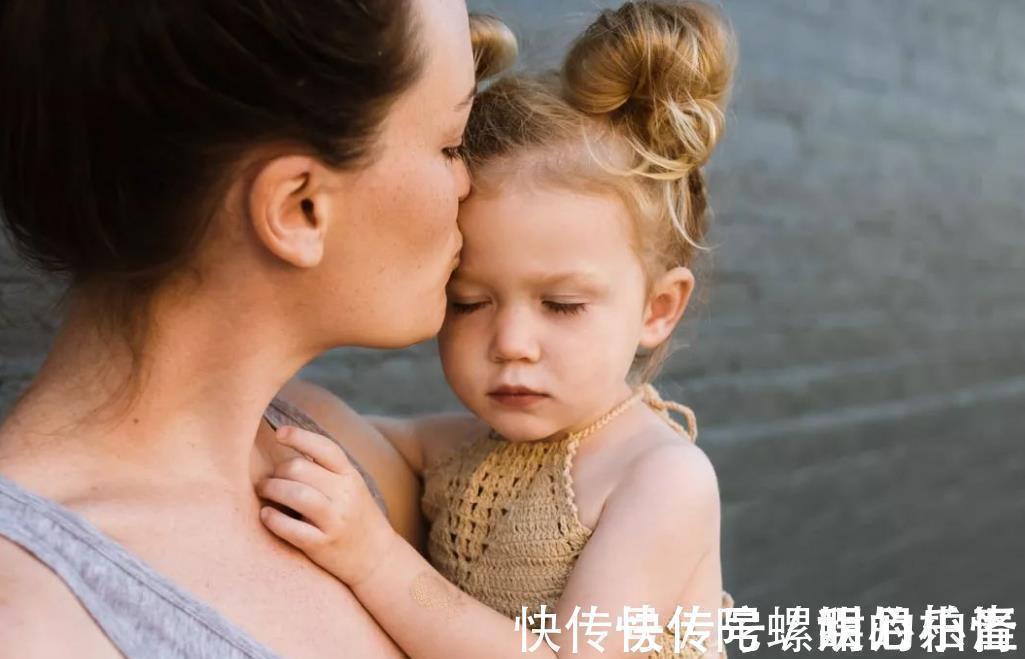 父母|孩子的快乐都在伪装,有这几种行为,说明他内心很难受