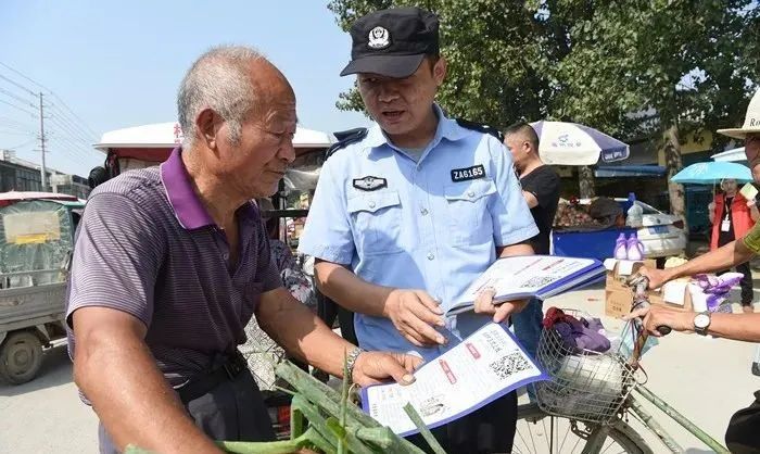 平安|节日我在岗丨节日里，这帮“地摊”民警把平安送到群众“家门口”