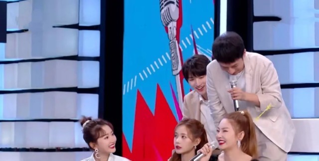 张雨绮|张雨绮主持《快本》聒噪不已，多次打断嘉宾说话，何炅都圆不了场！