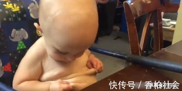 找到你|妈妈去做辅食,饥肠辘辘的小宝宝看着自己小肚腩,竟打起了坏想法