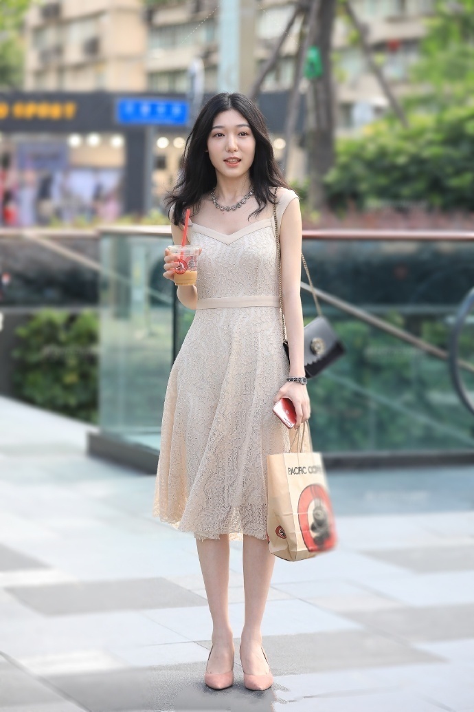 街拍美女身穿露肩连衣裙，身材好到让人嫉妒，不喜欢不行！