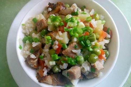  正宗的腊肉糯米饭，简单好做，咸香可口，色香味俱全，太解馋了