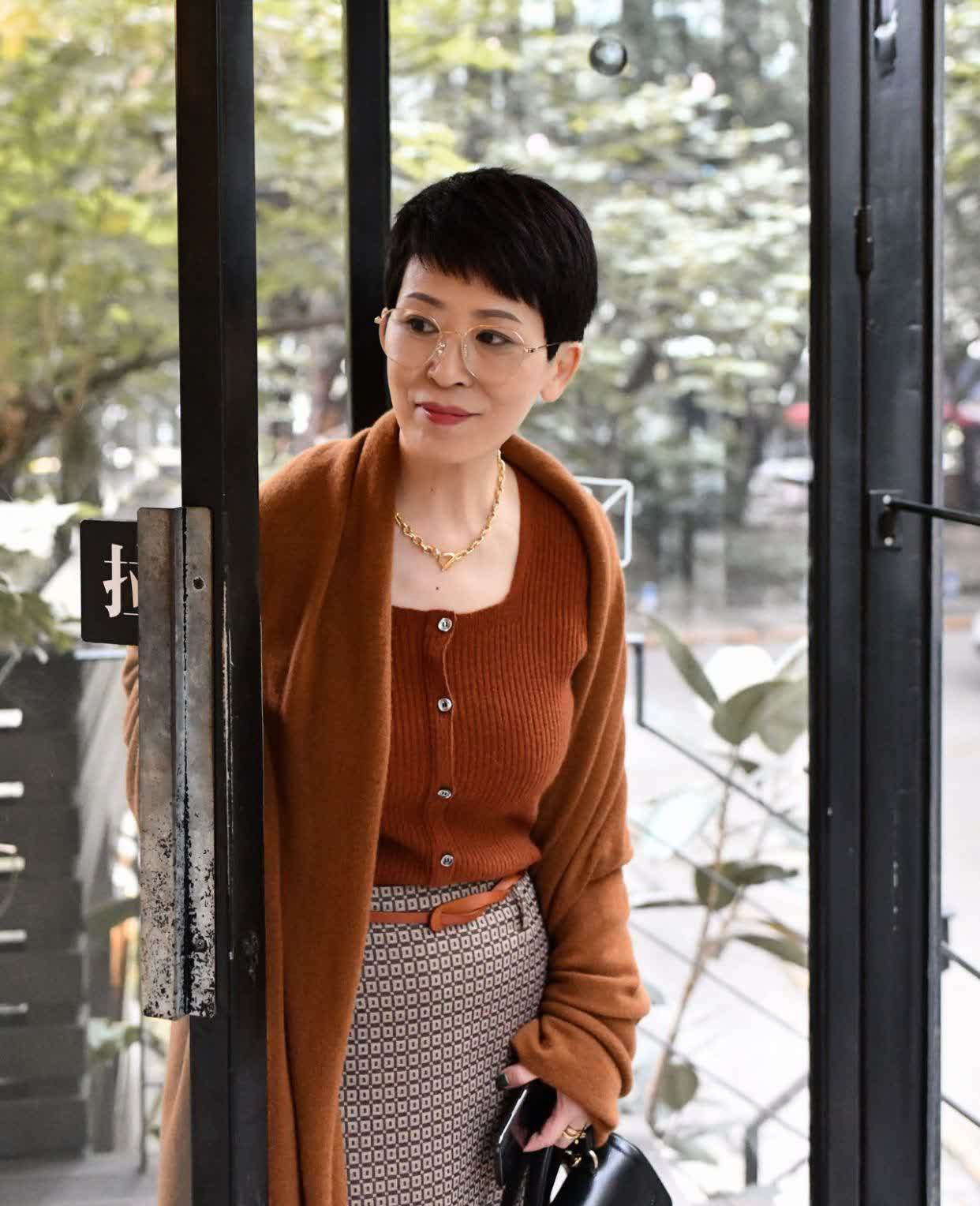 60多岁的女人,穿衣要精致点,教你“内外搭配法”,时髦又减龄