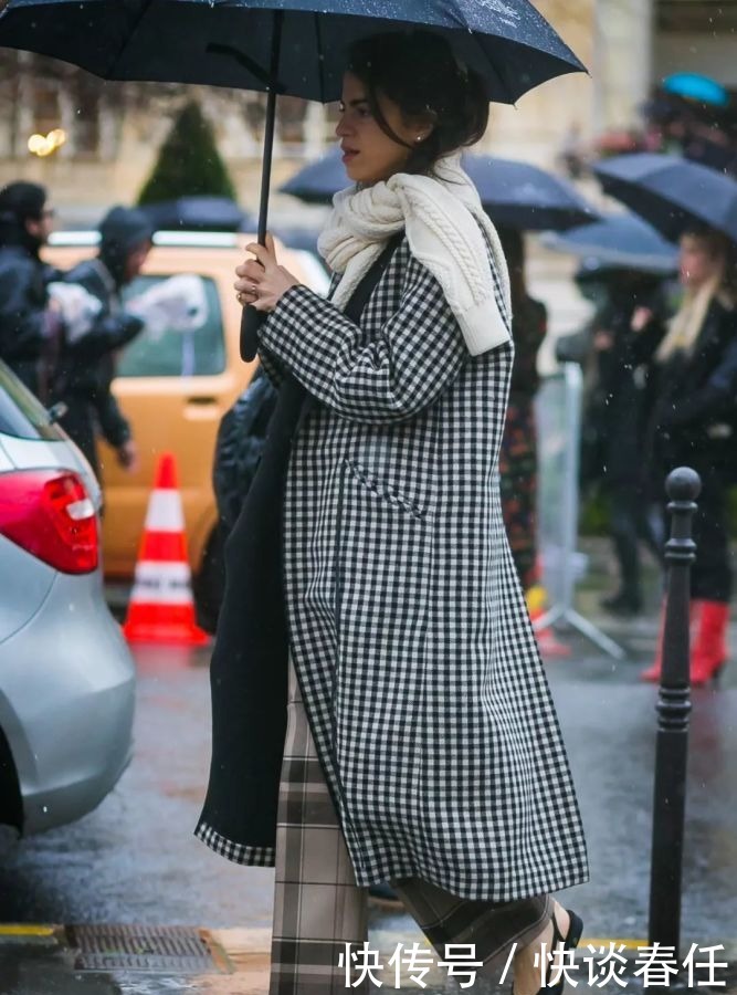 大衣+围巾=冬日最强搭配!温暖时髦、超显脸小,不穿你就真输了