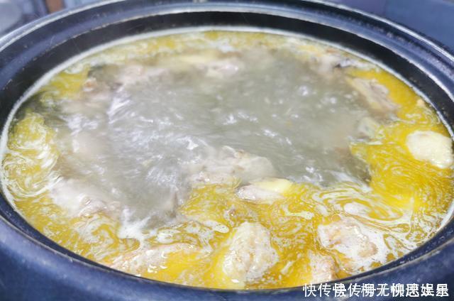 自家养的老土鸡，这样的做法，好吃到放不下碗，妈妈太厉害，太赞