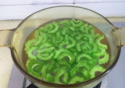 苦瓜|炒苦瓜时,只会焯水还不行,多加这一步,苦瓜清脆还不苦