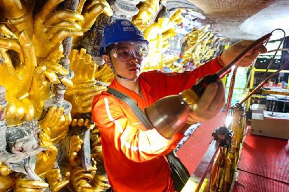 造像#重庆工人修缮千手观音像,无意触发秘密机关,揭开800年前的历史