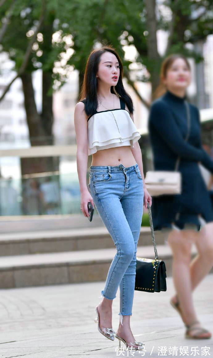 小蛮腰 荷叶吊带装更显腰细,搭配修身牛仔裤,好身材的小姐姐穿上太美!