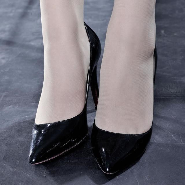 细跟高跟鞋简洁而不单调,气质出众更加百搭
