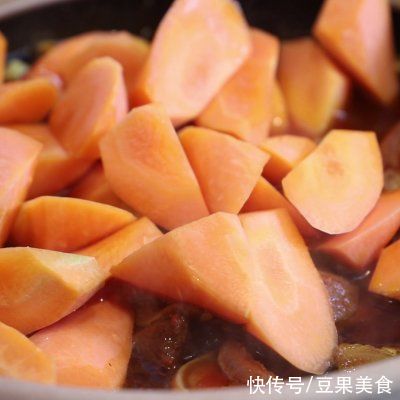 红焖羊肉一口下肚，唇齿留香