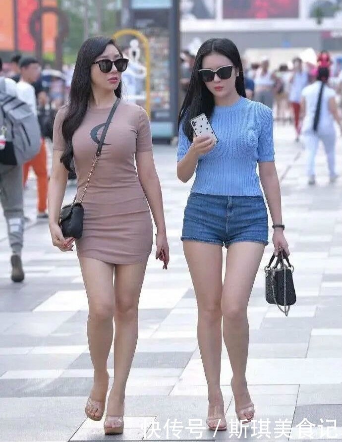 姐妹|美女穿搭：上了年纪的连衣裙美女，依然令一旁的姐妹沦为“背景”！