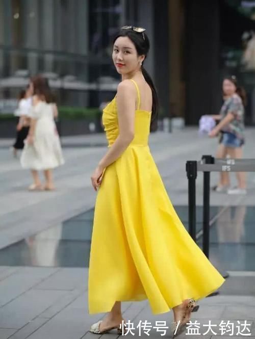 气质|黄色吊带连衣裙搭配白拖鞋,小姐姐既美又白,全身洋溢着优雅气质