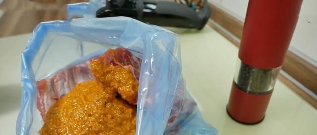 排骨新做法,腌好后放塑料袋里摇一摇,鲜香入味,比炖排骨香