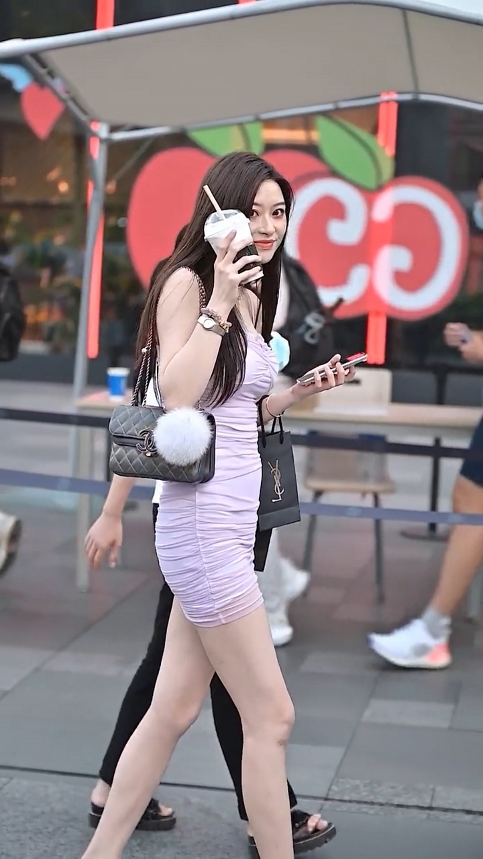 街拍|路人街拍,小姐姐长发十分惹眼,更显温柔甜美