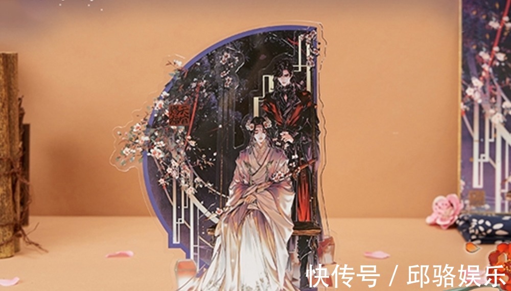 天官|《天官赐福》设计精美的立牌,灰灰的花怜真美,舍不得当手机支架