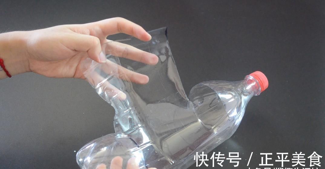 大号塑料瓶别扔了, 剪一刀, 放在厨房里太实用了, 看到的人都夸好