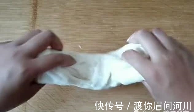 鸡蛋|4个鸡蛋，1碗面粉，不揉面，不擀面，简单做出超好吃的鸡蛋饼