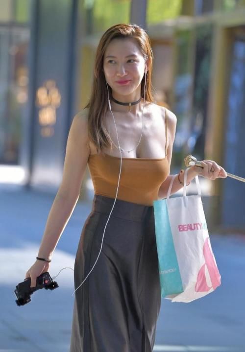 皮裙|一件橙色吊带搭配长款皮裙,瞬间变得不平凡了