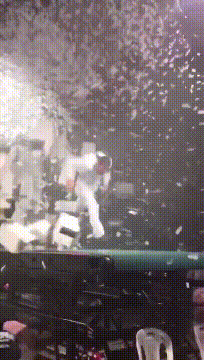 |搞笑GIF趣图:姑娘,你不觉得这里臭气熏天吗,难道这就是你的灵感