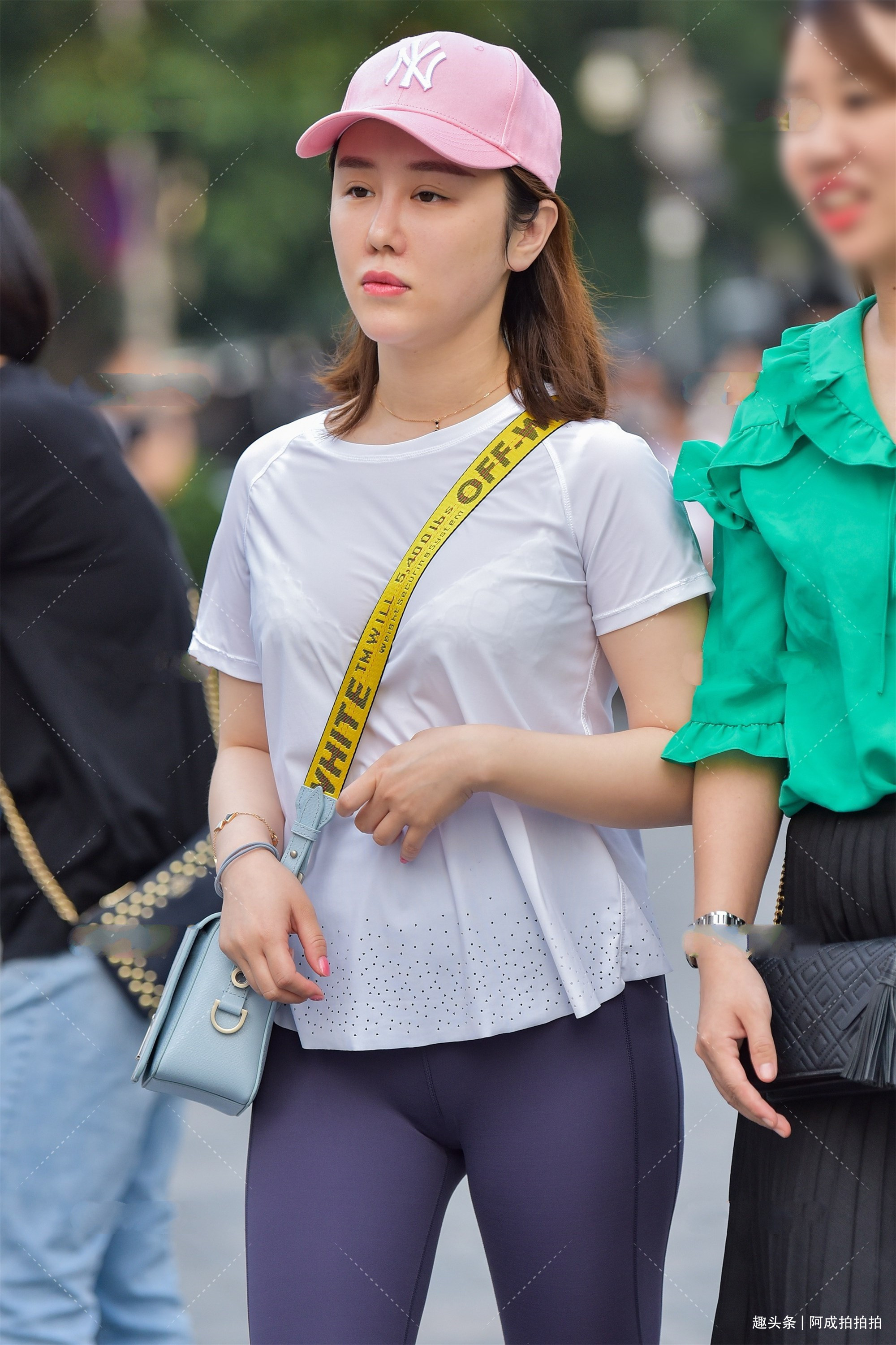 简单休闲类型的穿搭才是最流行的,穿着舒适看着又好看