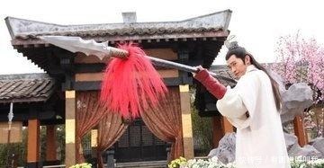 苏烈暗箭射死伍天锡,此将大怒一枪把他刺透,至此结下三代冤仇!