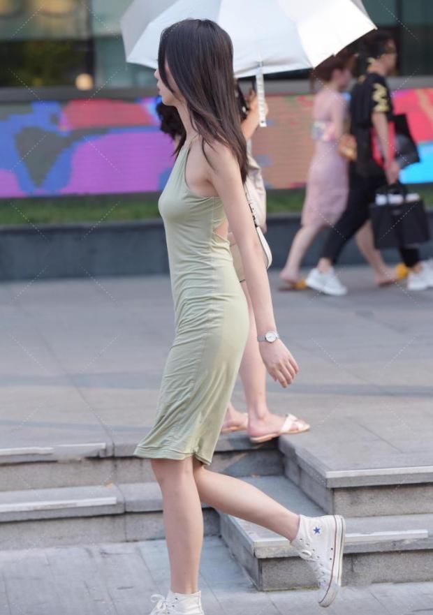 浅绿色裹身长裙,正面是清新时尚风,背面是狂野时尚风