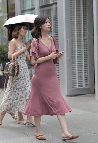 身裙|街拍:美女穿搭粉色裹身裙格外有魅力,搭配短发气质和魅力双赢