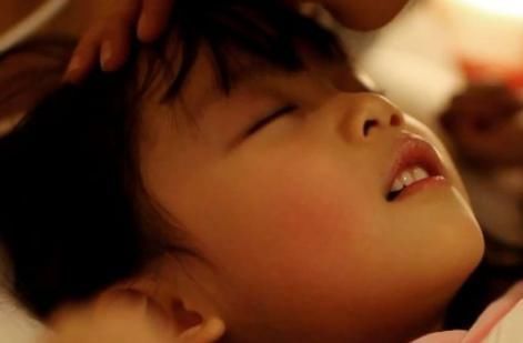 想要孩子长成大长腿,就要避免这3种不良习惯,家长要做好监督