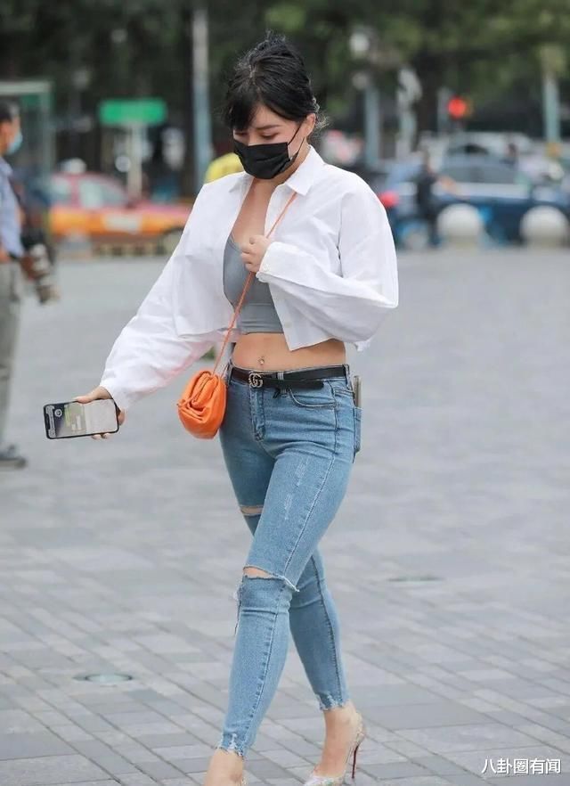 时尚好看的瑜伽裤装扮显得古韵别致，提升你的着装品味，充满童趣