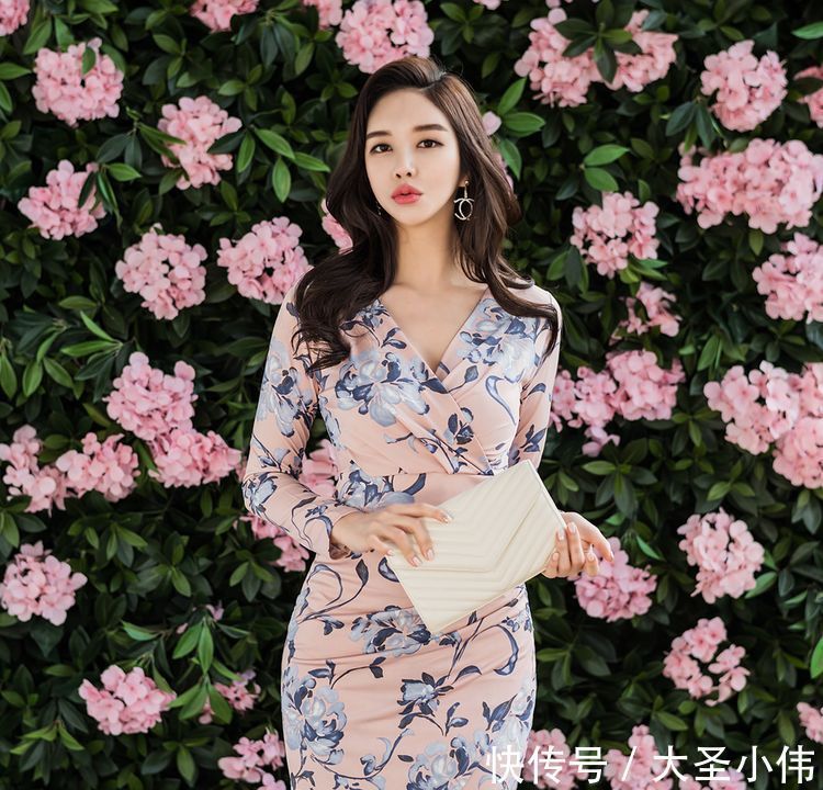 街拍 美女街拍:淡淡的粉色印有吸睛的花朵,凸显优雅的女人味,修饰着身材的美